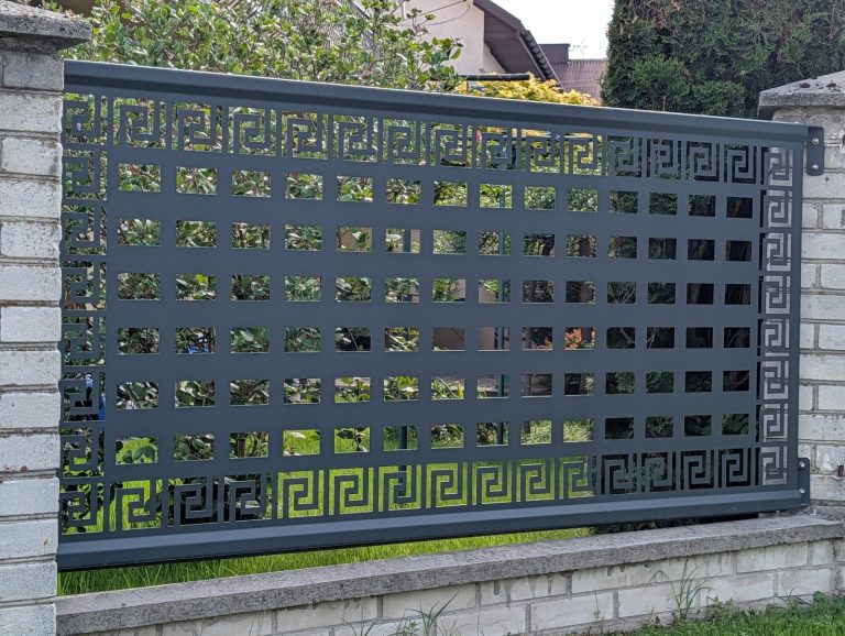 Ogrodzenie ażurowe z motywem dekoracyjnym