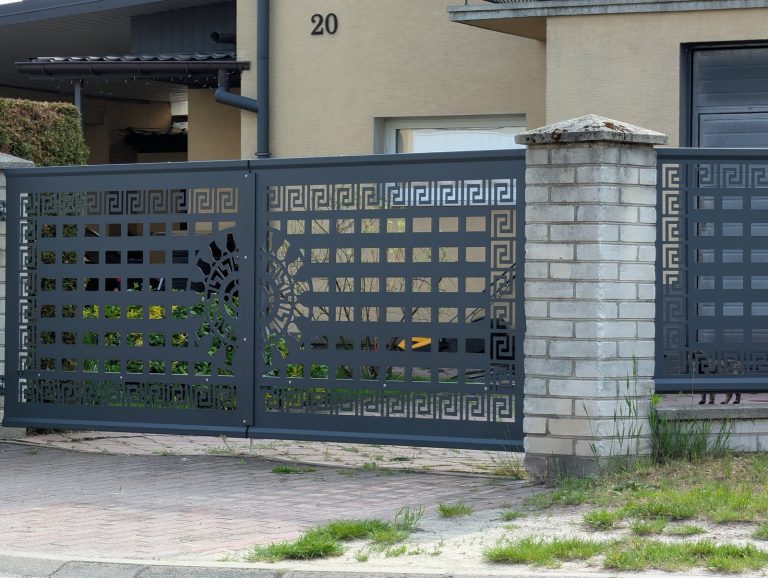 Ogrodzenie ażurowe z motywem dekoracyjnym
