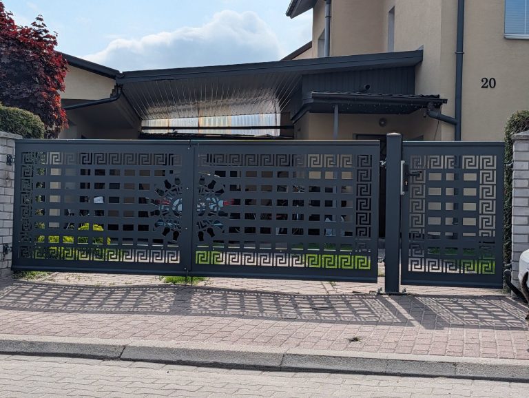 Ogrodzenie ażurowe z motywem dekoracyjnym