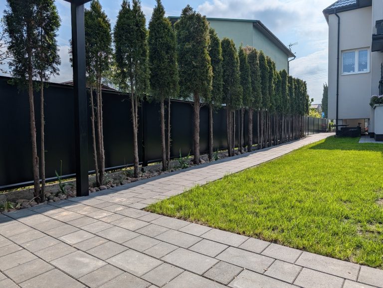 Ogrodzenie pełne przy nowoczesnym domu Biłgoraj